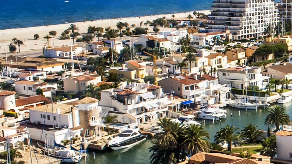 Vistas aéreas de inmuebles en Empuriabrava y sus canales navegables