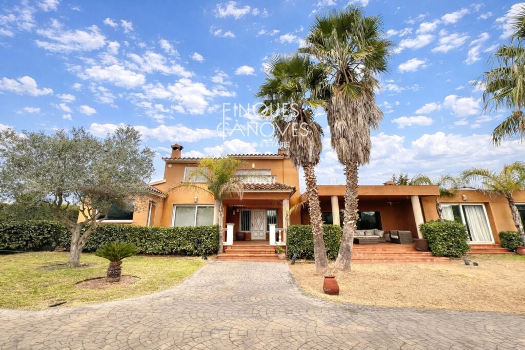 Exclusiva Vila amb Piscina Interior i Gran Parcel·la al Cor de Palamós