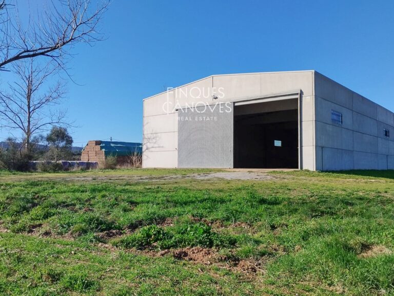 Parcel·la agrícola de 16.500 m2 amb nau industrial a Llofriu (Palafrugell) Preu negociable.