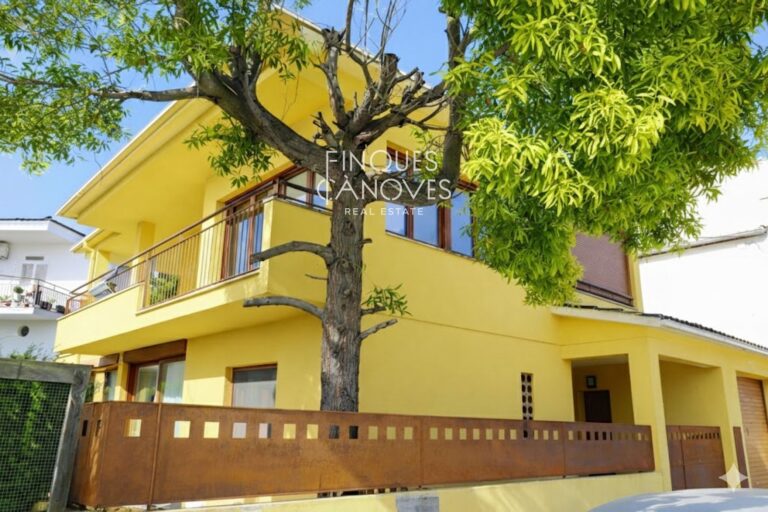 Espectacular casa independent reformada al carrer del Remei.