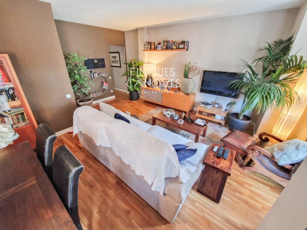 Pis ampli amb terrassa al carrer Ecuador, a 10 minuts de l’estació de Sants.