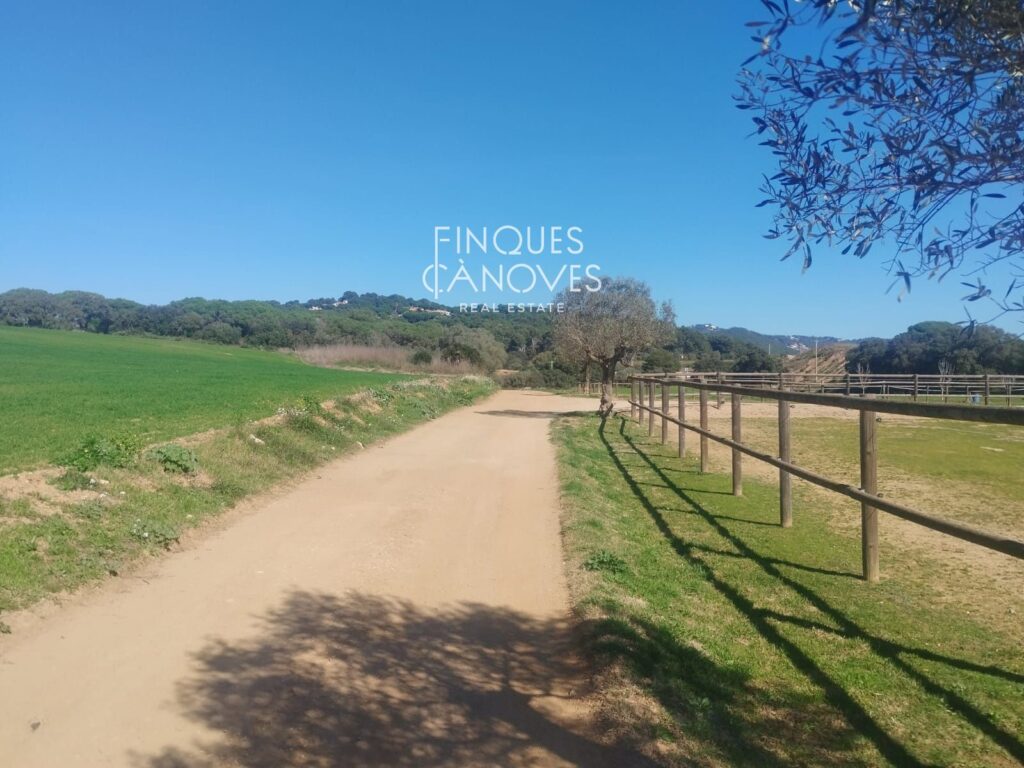 Finca rústica amb gran superfície i entorn natural privilegiat. Preu negociable