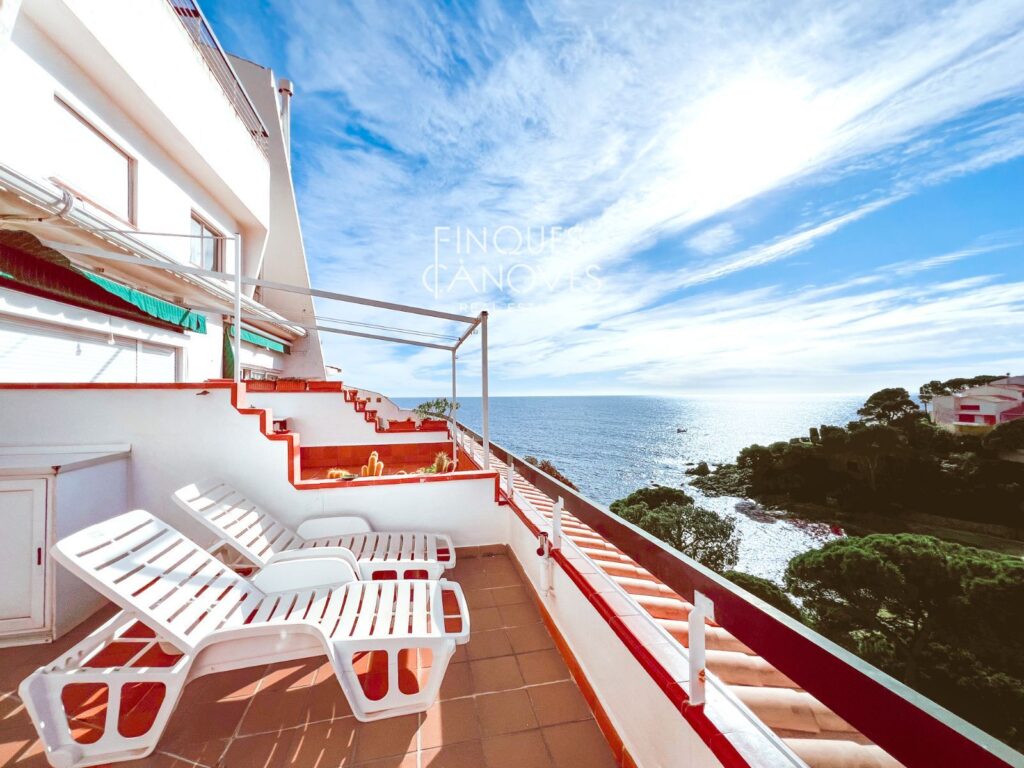 Exclusiu dúplex familiar a primera línia de mar a Cala Salions