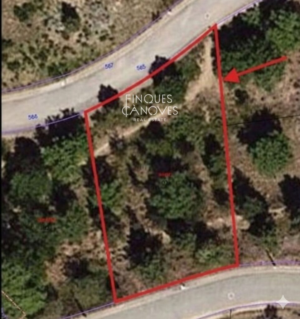 Parcel·la en venda a Bescano, urbanitzada, pavimentada, amb electricitat i aigua.