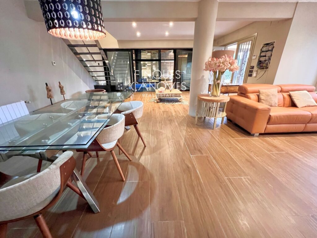 Exclusiva Vila amb Piscina Interior i Gran Parcel·la al Cor de Palamós