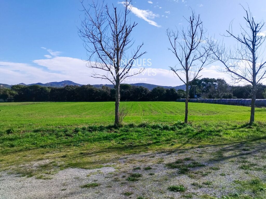 Parcel·la agrícola de 16.500 m2 amb nau industrial a Llofriu (Palafrugell) Preu negociable.