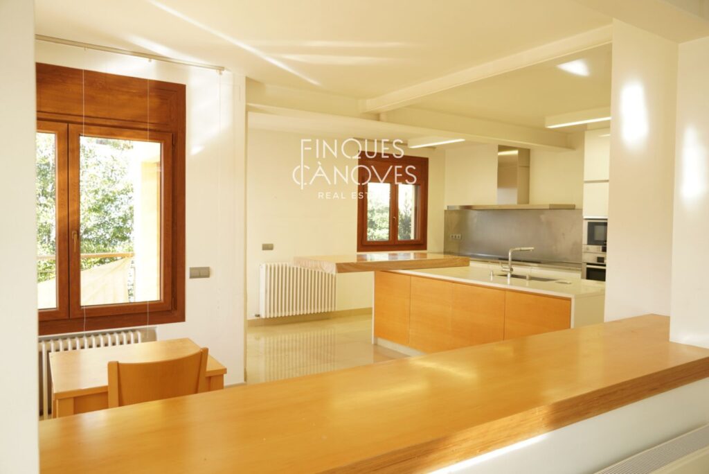 Espectacular casa independent reformada al carrer del Remei.