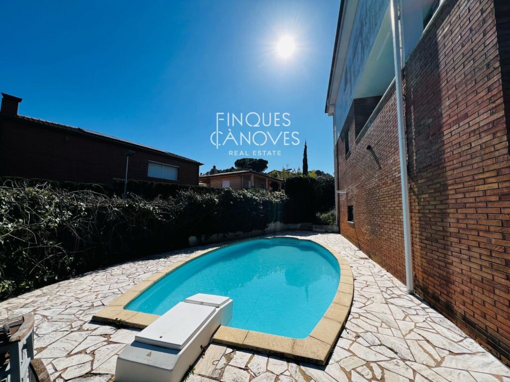 Casa de luxe exclusiva a Montjuïc amb vistes al Pirineu