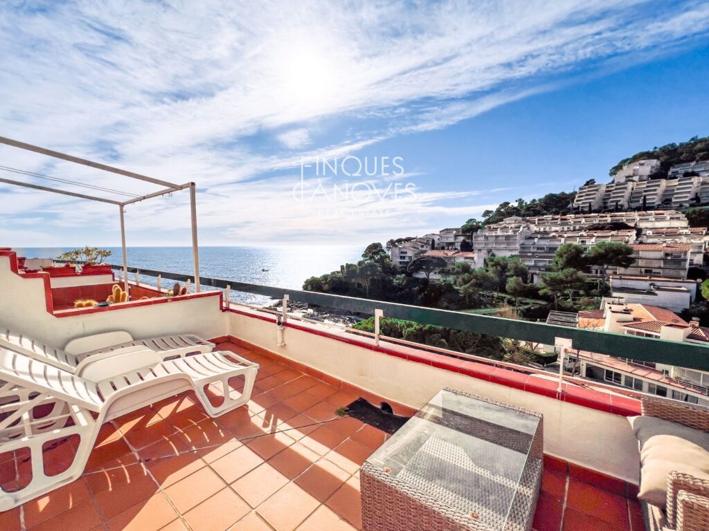 Exclusiu dúplex familiar a primera línia de mar a Cala Salions