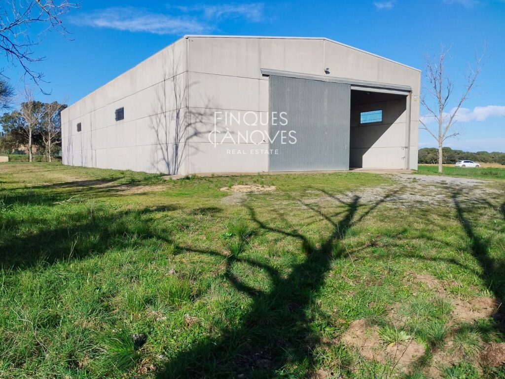 Parcel·la agrícola de 16.500 m2 amb nau industrial a Llofriu (Palafrugell) Preu negociable.