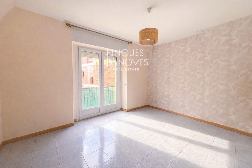 Oportunitat d’inversió a Banyoles: pis amb llogater (2027) + gran terrassa i traster