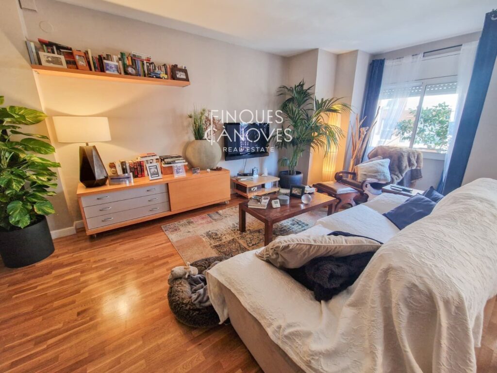 Pis ampli amb terrassa al carrer Ecuador, a 10 minuts de l’estació de Sants.