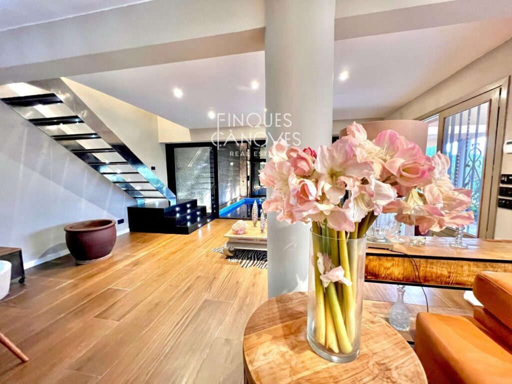 Exclusiva Vila amb Piscina Interior i Gran Parcel·la al Cor de Palamós