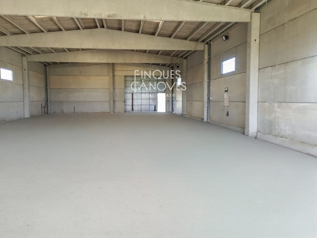 Parcel·la agrícola de 16.500 m2 amb nau industrial a Llofriu (Palafrugell) Preu negociable.