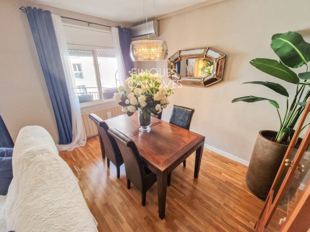 Pis ampli amb terrassa al carrer Ecuador, a 10 minuts de l’estació de Sants.