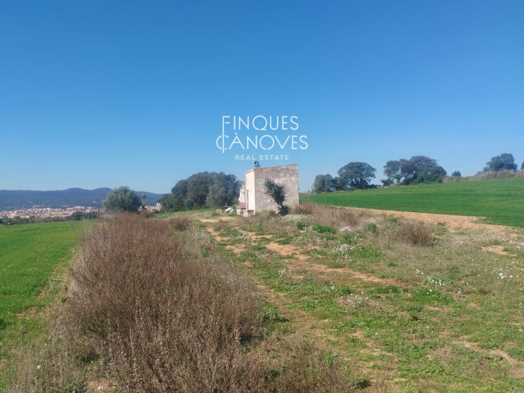 Finca rústica amb gran superfície i entorn natural privilegiat. Preu negociable