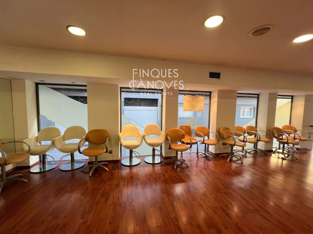 Local comercial de 180 m2 al cor de Banyoles