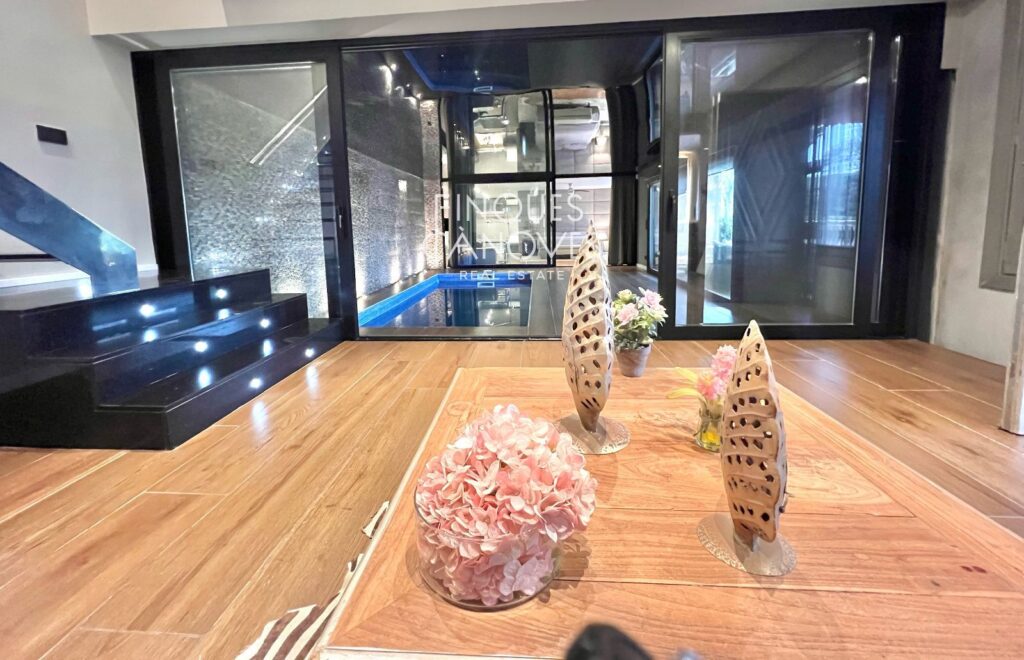 Exclusiva Vila amb Piscina Interior i Gran Parcel·la al Cor de Palamós