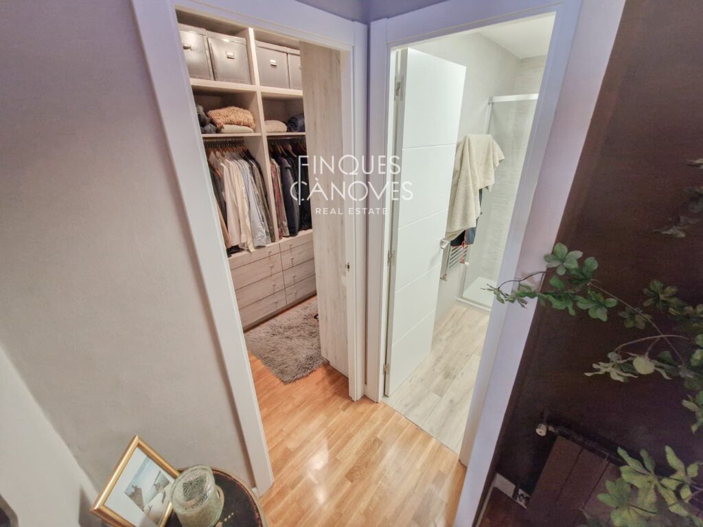 Pis ampli amb terrassa al carrer Ecuador, a 10 minuts de l’estació de Sants.