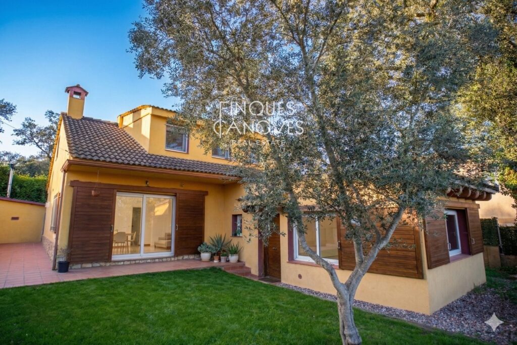 Casa amb jardí privat a 5 minuts del centre de Caldes de Malavella.  Amb mobles inclosos.