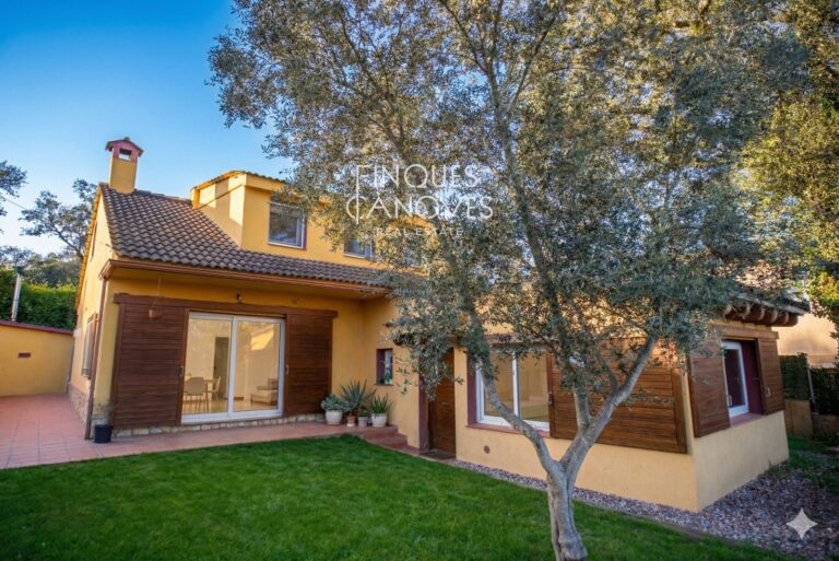 Casa amb jardí privat a 5 minuts del centre de Caldes de Malavella.  Amb mobles inclosos.