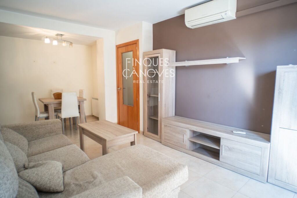 Pis a Salt amb pàrquing i mobles inclosos