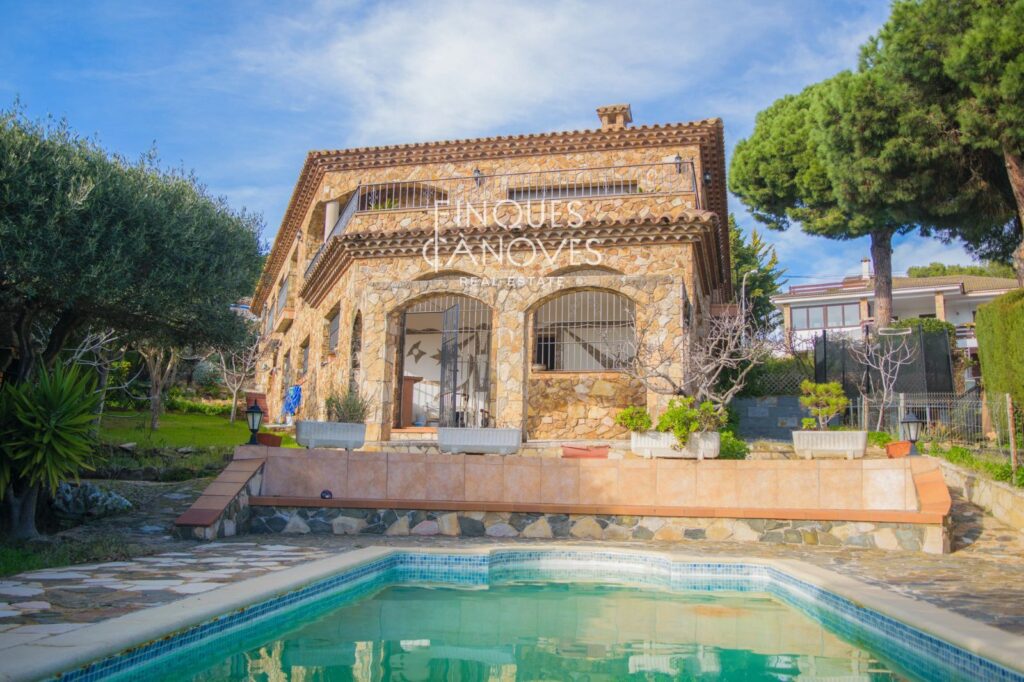 Casa exclusiva amb piscina, vistes i apartament independent a Vistamar – Blanes