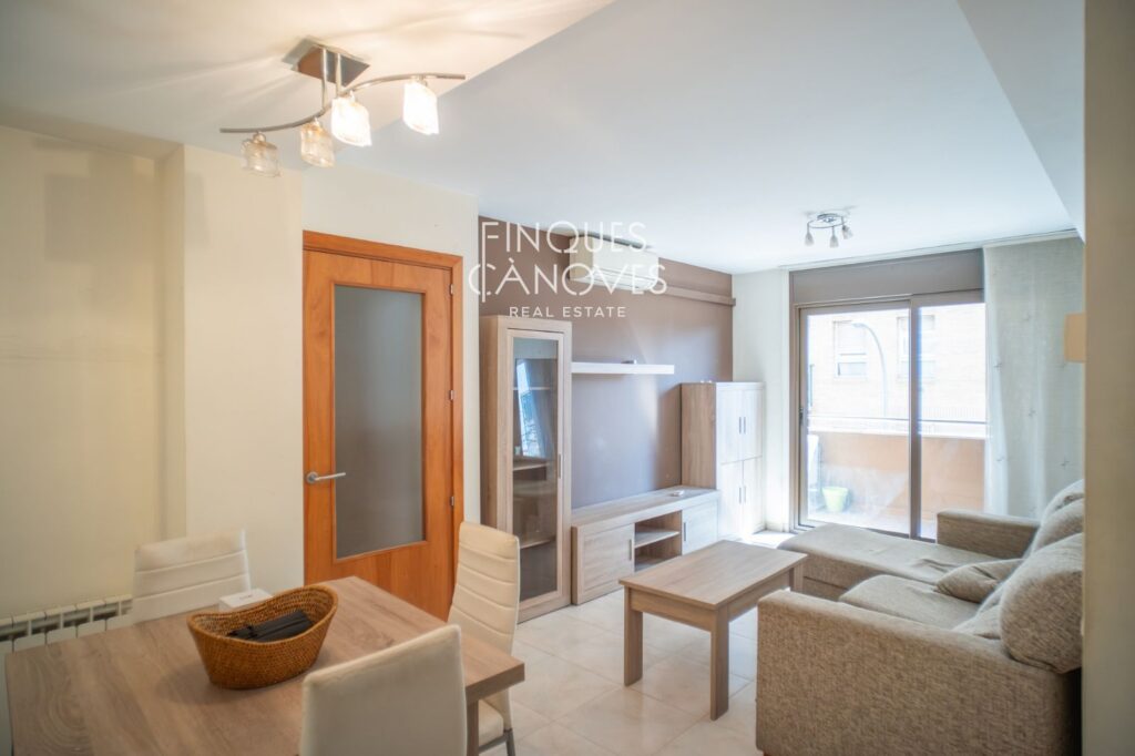 Pis a Salt amb pàrquing i mobles inclosos