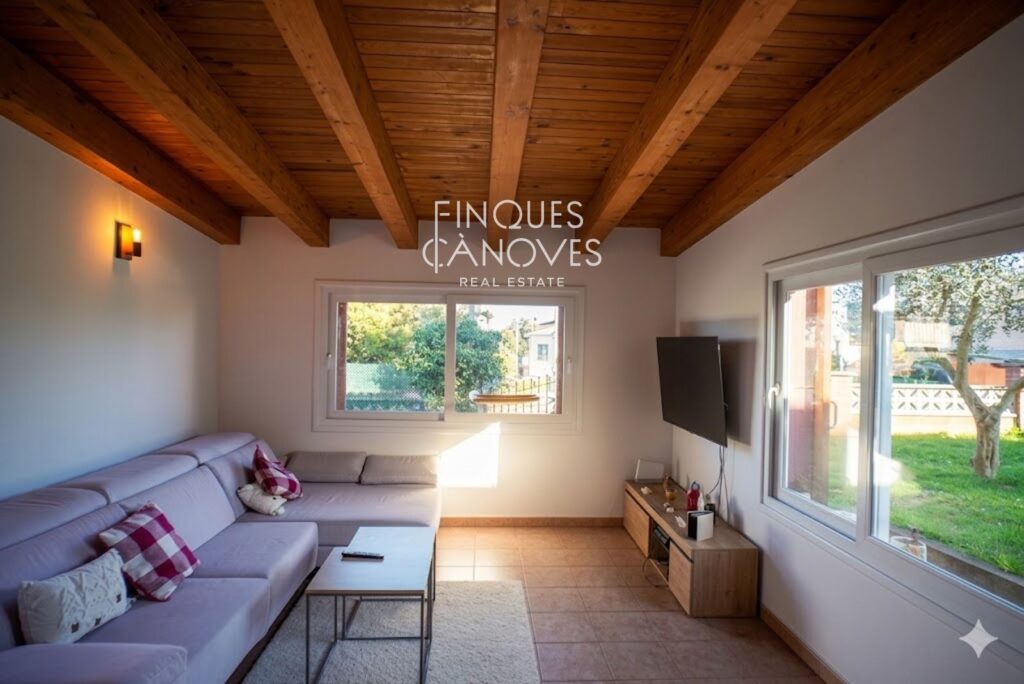 Casa amb jardí privat a 5 minuts del centre de Caldes de Malavella.  Amb mobles inclosos.