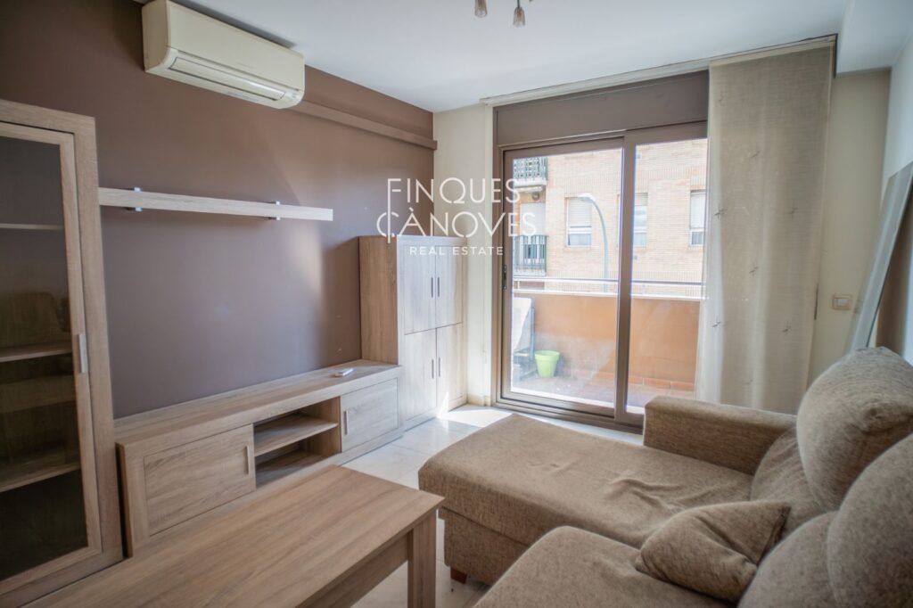 Pis a Salt amb pàrquing i mobles inclosos