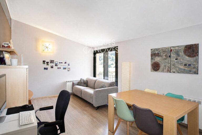 Exclusiu dúplex amb altell, garatge i vistes a la muntanya a Bescanó | 118 m² construïts