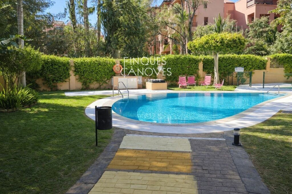 Viu a només 50 metres del mar en una de les zones més exclusives de Marbella