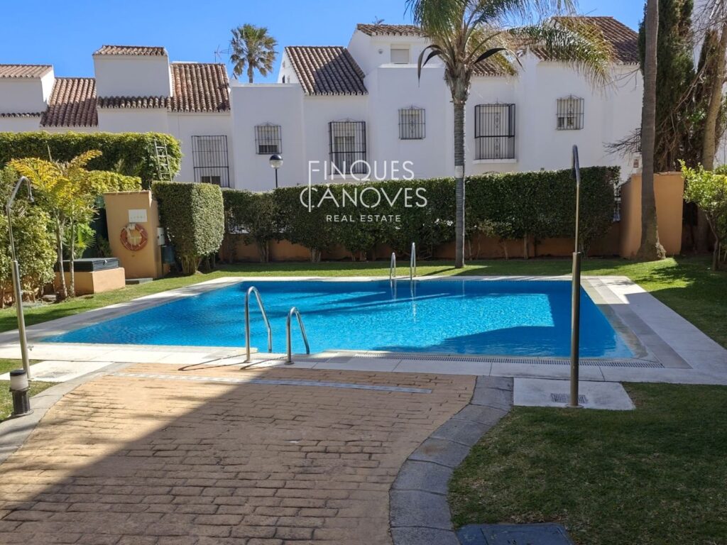 Viu a només 50 metres del mar en una de les zones més exclusives de Marbella