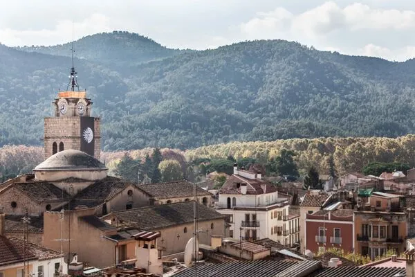 Inmobiliaria en Santa Coloma de Farners con vista panorámica del municipio y el entorno natural de la comarca de La Selva.