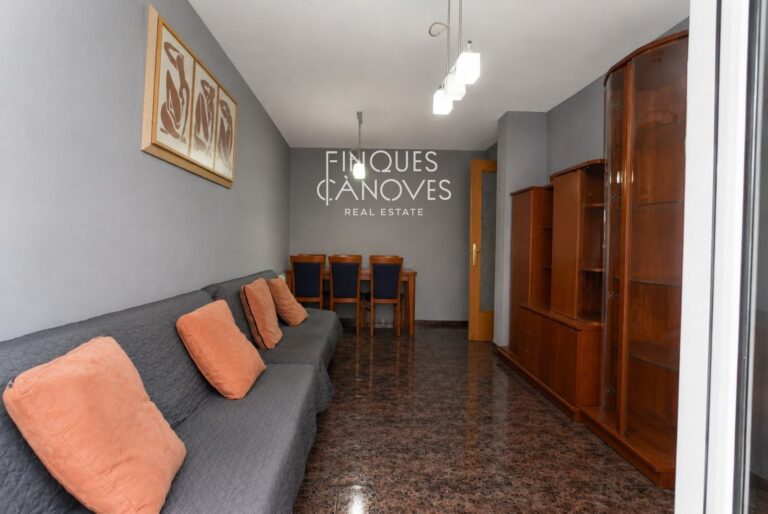 Ampli i lluminós pis de 3 habitacions i 2 banys a Salt, situat al final del carrer Àngel Guimerà.