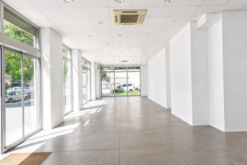 Ampli local comercial de 150 m² al carrer Josep Pla, Sant Antoni de Calonge, a 5 minuts del mar