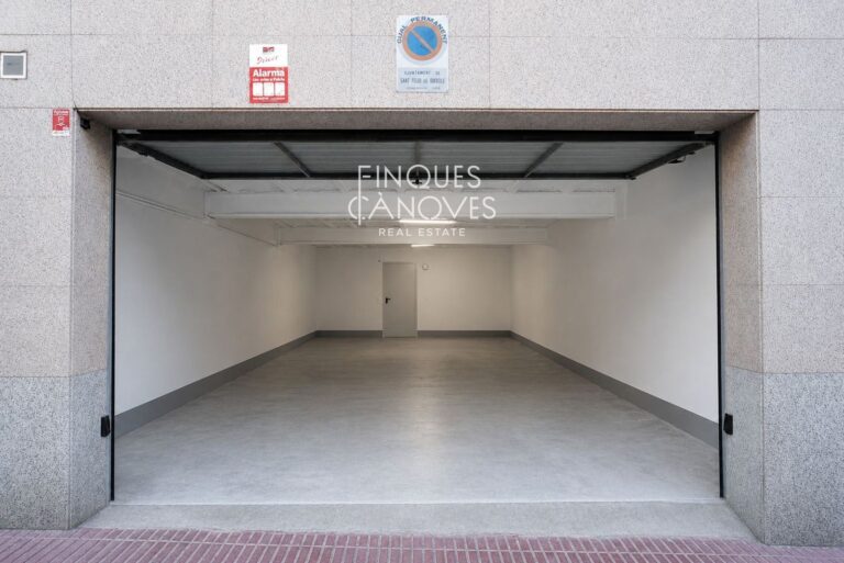 Gran local comercial amb oficina, bany i rentador al carrer Patxot i Jubert. A punt per al teu proper projecte!