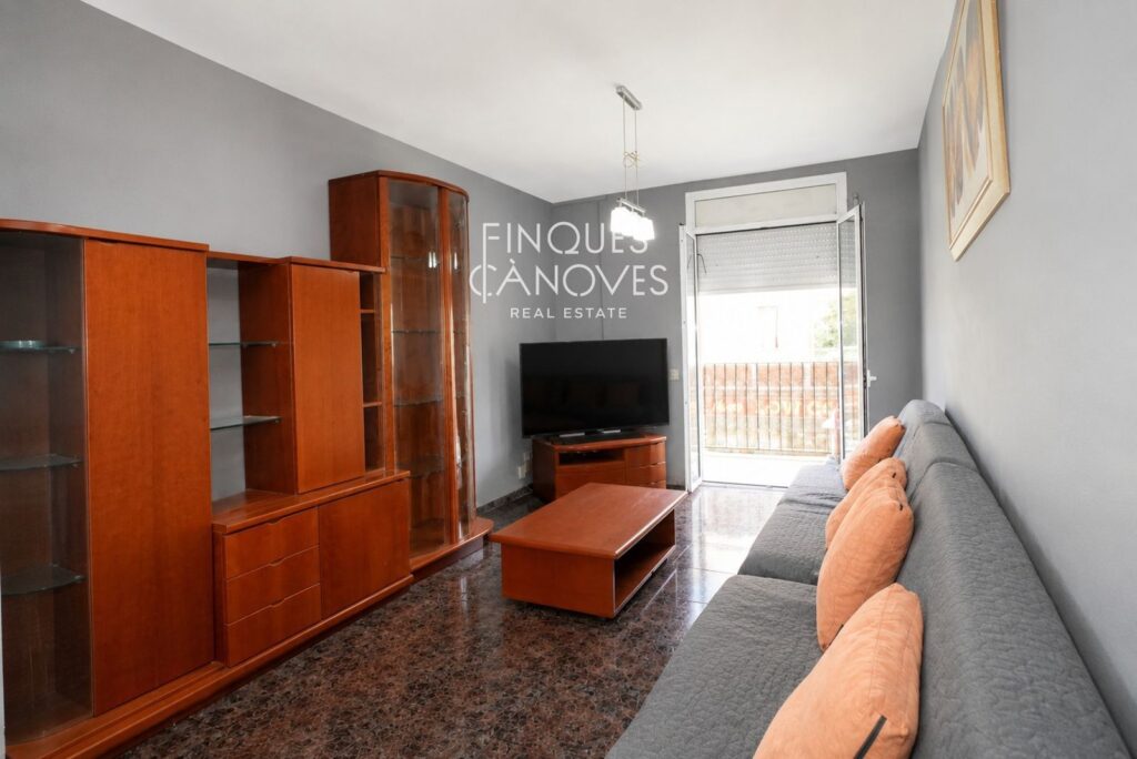 Ampli i lluminós pis de 3 habitacions i 2 banys a Salt, situat al final del carrer Àngel Guimerà.
