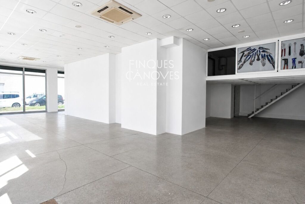 Ampli local comercial de 150 m² al carrer Josep Pla, Sant Antoni de Calonge, a 5 minuts del mar