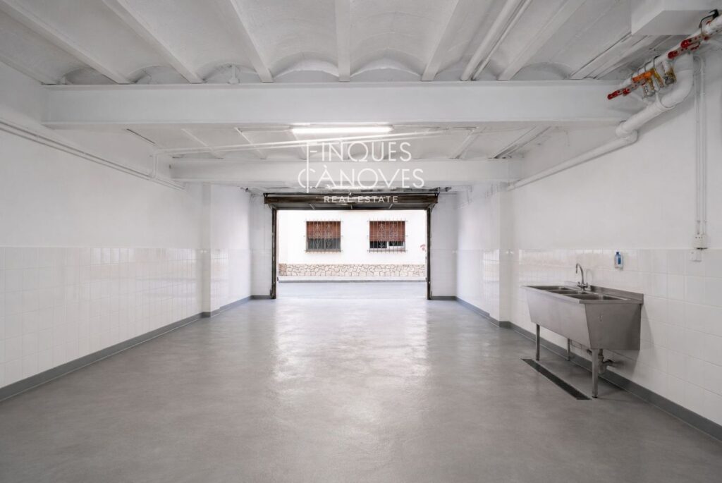 Gran local comercial amb oficina, bany i rentador al carrer Patxot i Jubert. A punt per al teu proper projecte!