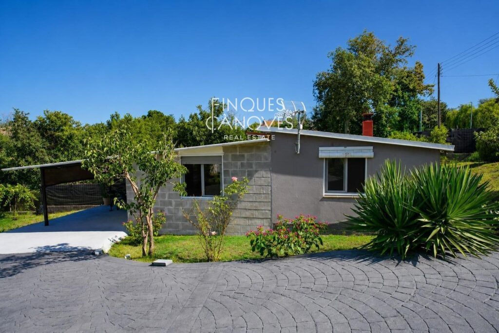 Finca de 1.000 m² amb habitatge i arbres fruiters a Sils