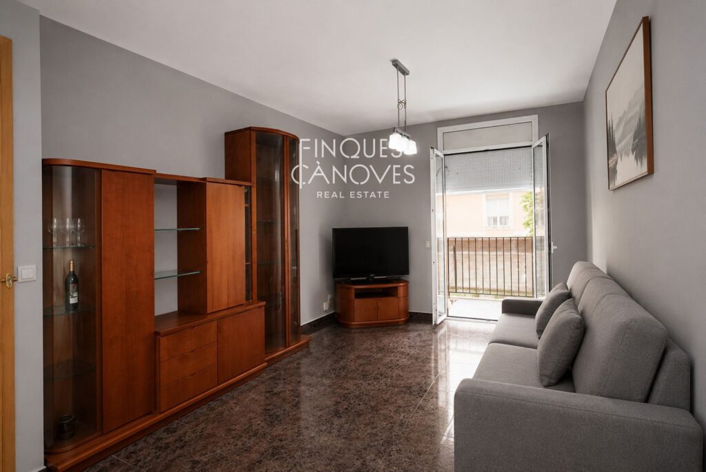 Ampli i lluminós pis de 3 habitacions i 2 banys a Salt, situat al final del carrer Àngel Guimerà.
