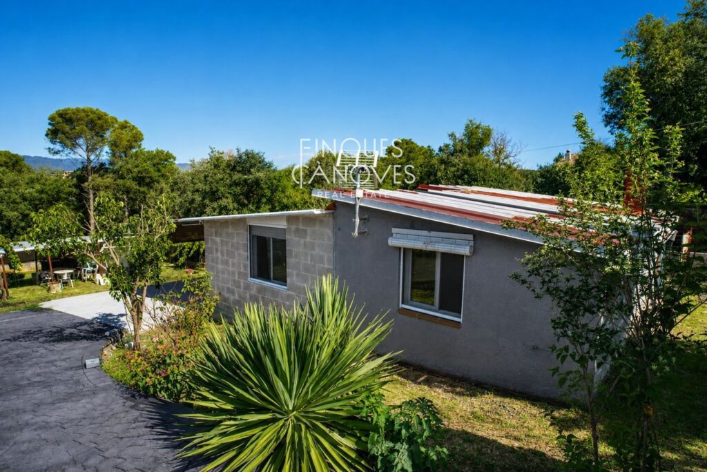 Finca de 1.000 m² amb habitatge i arbres fruiters a Sils