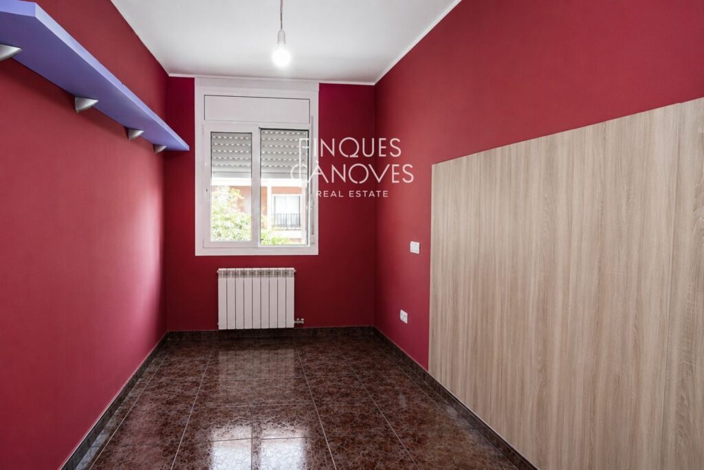 Ampli i lluminós pis de 3 habitacions i 2 banys a Salt, situat al final del carrer Àngel Guimerà.