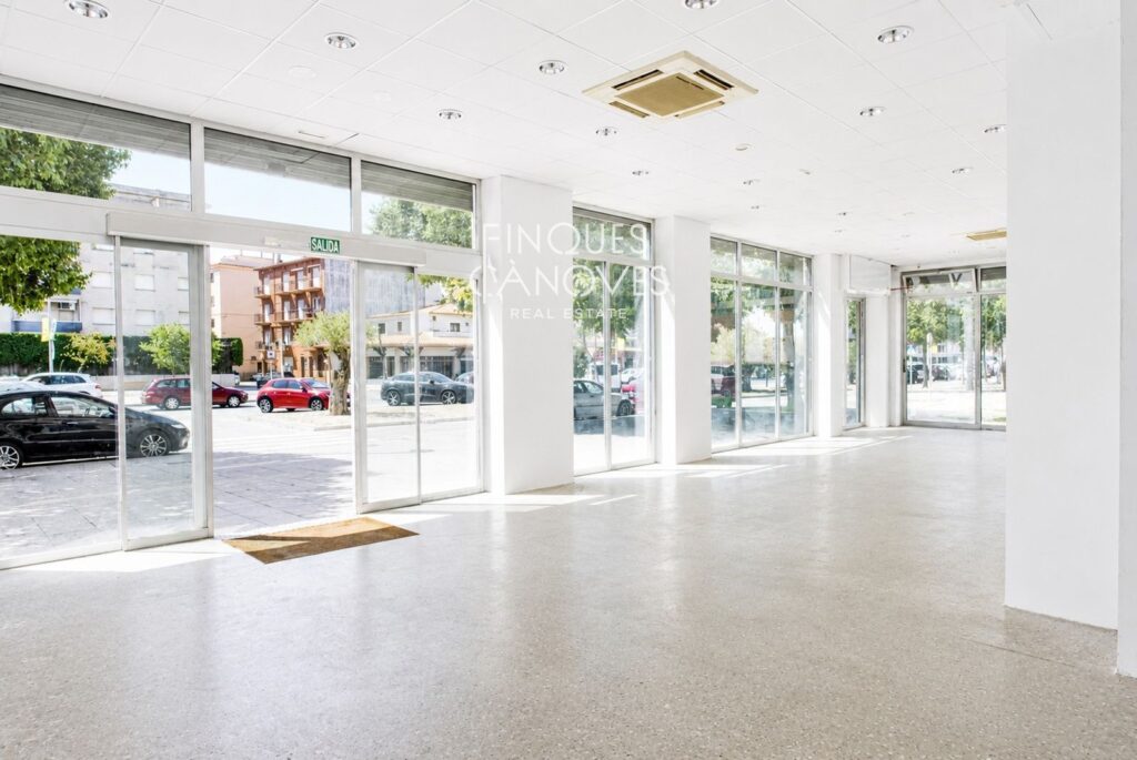 Ampli local comercial de 150 m² al carrer Josep Pla, Sant Antoni de Calonge, a 5 minuts del mar