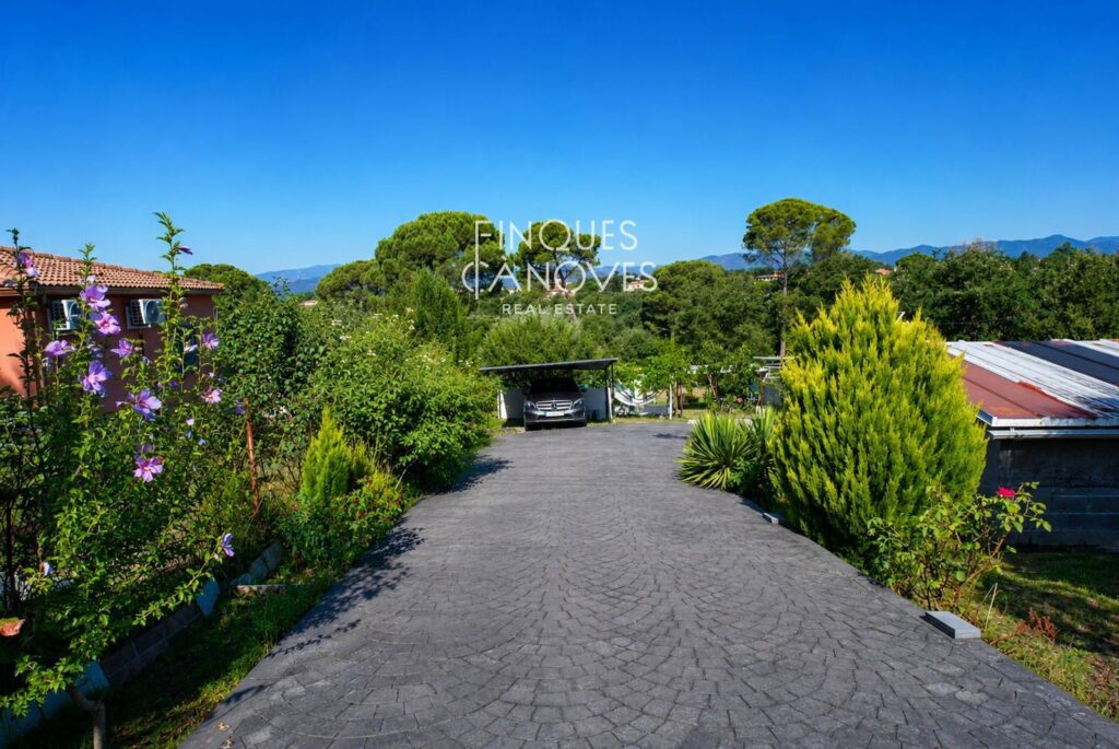 Finca de 1.000 m² amb habitatge i arbres fruiters a Sils