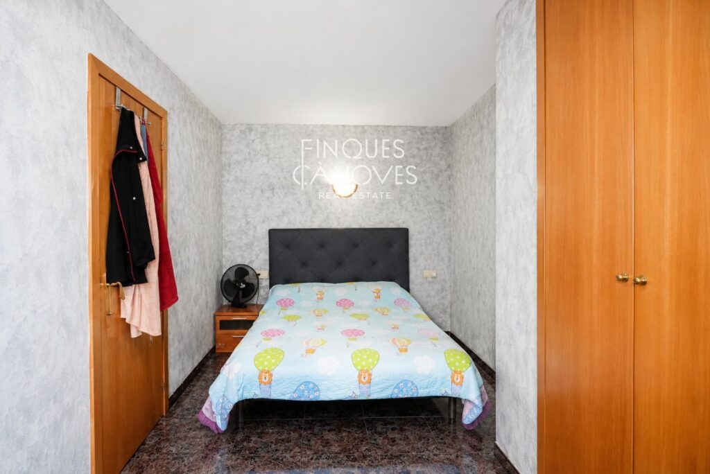 Ampli i lluminós pis de 3 habitacions i 2 banys a Salt, situat al final del carrer Àngel Guimerà.