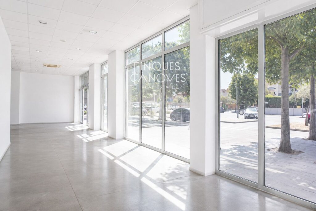 Ampli local comercial de 150 m² al carrer Josep Pla, Sant Antoni de Calonge, a 5 minuts del mar