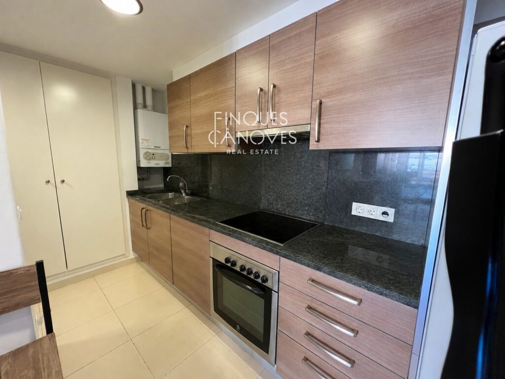 Pis de 100 m² amb garatge i traster, balcó i possibilitat de 3 habitacions a Sant Narcís, Girona