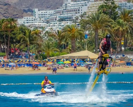 Wateractiviteiten-in-Lloret-de-Mar-jetskien-en-flyboarden